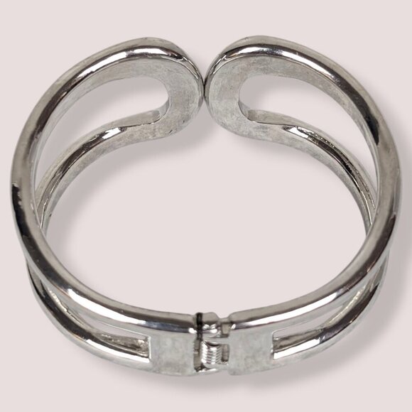 (2/$20) Vintage Cut Out Hinge Bracelet - Picture 4 of 6